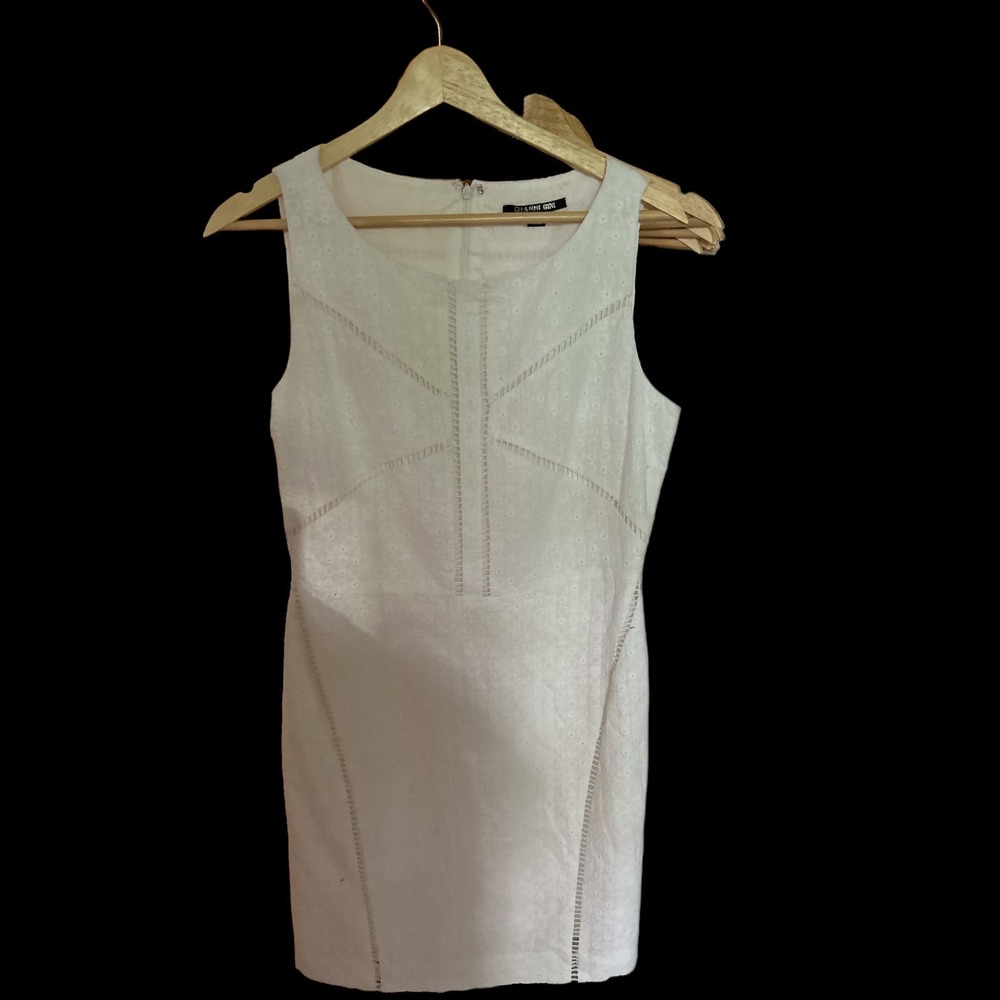 Gianni Bini Sleeveless White Eyelet Dress. A-line back zippered. Size 8